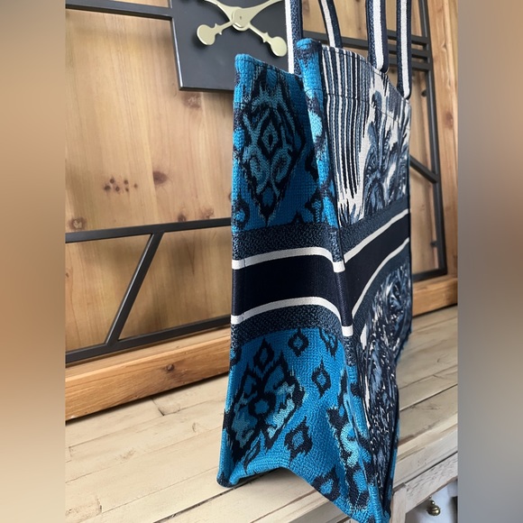 The Dior Book Tote with Palm Trees in large dimension - Picture 4 of 8